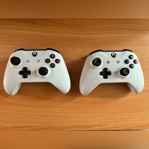 Xbox one S white controllers